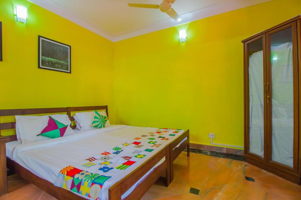 Postel nebo postele na pokoji v ubytování Hotel O Keegan Palms bhk