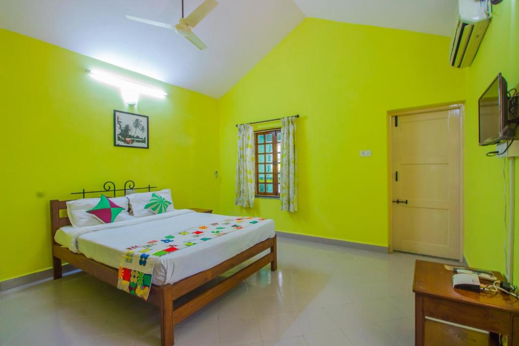 Postel nebo postele na pokoji v ubytování Hotel O Keegan Palms bhk