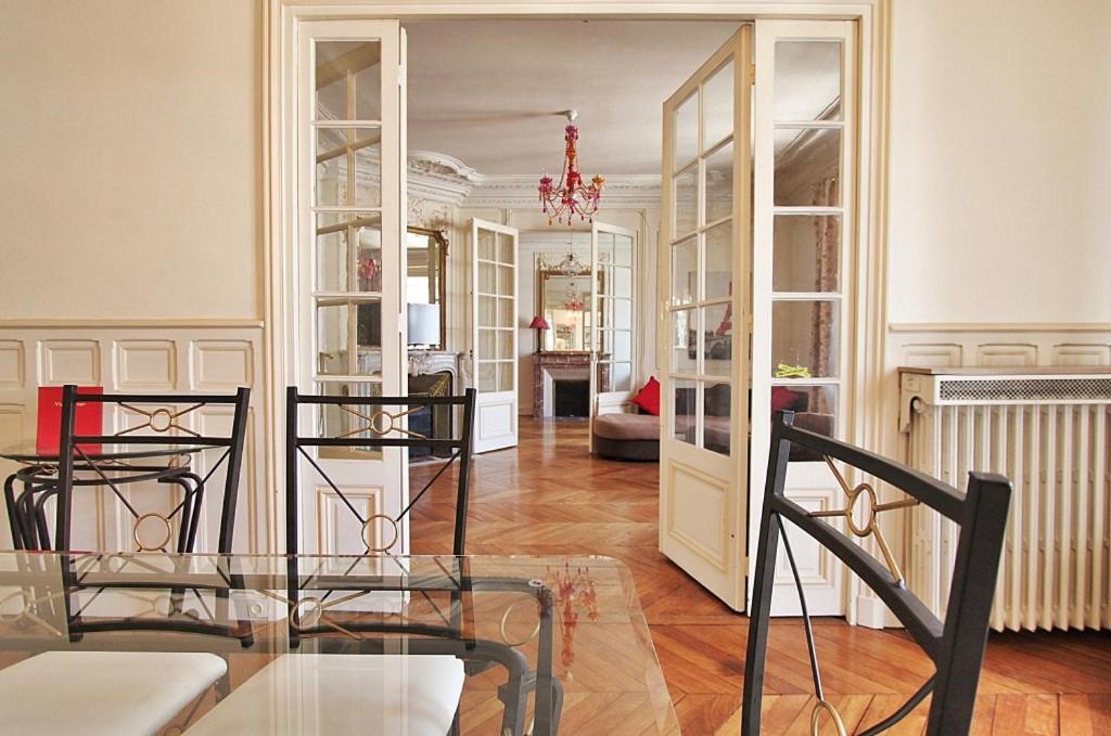 パリにあるHaussmann Operaのダイニングルーム(ガラスのテーブル、椅子付)
