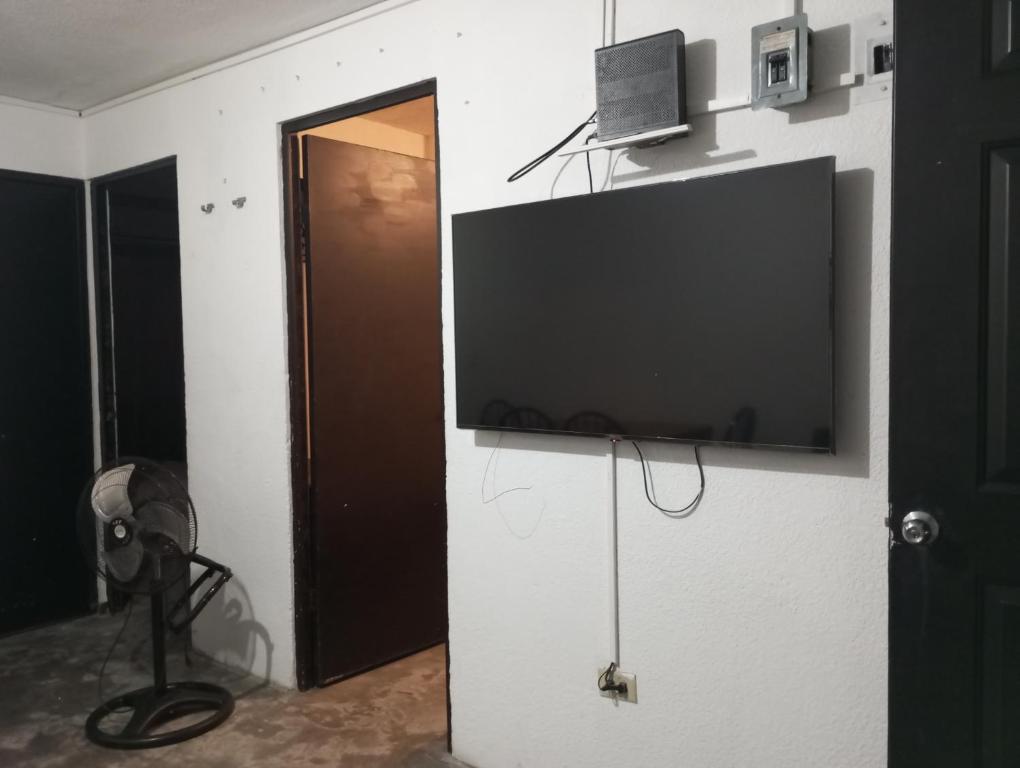 Μια τηλεόραση ή/και κέντρο ψυχαγωγίας στο Casa amueblada para 4 personas