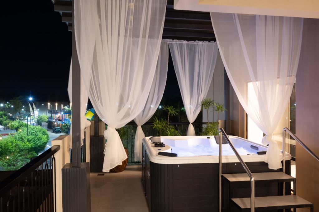 Balkón nebo terasa v ubytování SixtyFifth Destination Resort Hotel