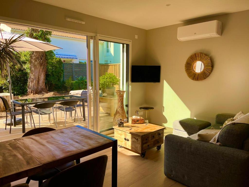 un salon avec un canapé et une table dans l'établissement Sun Oasis Les Arrières Saisons, à Bretignolles-sur-Mer