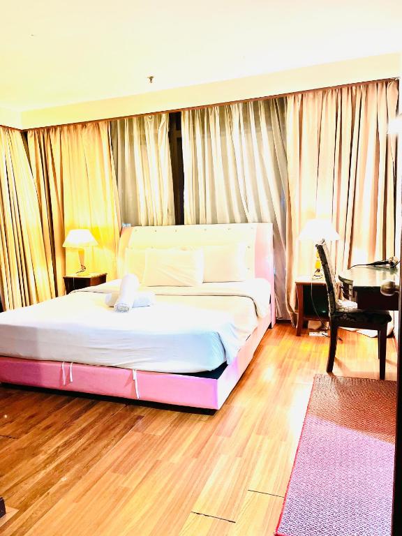 Postel nebo postele na pokoji v ubytování RESORT SUITES AT BARJAYA TIMES SQUARE kL