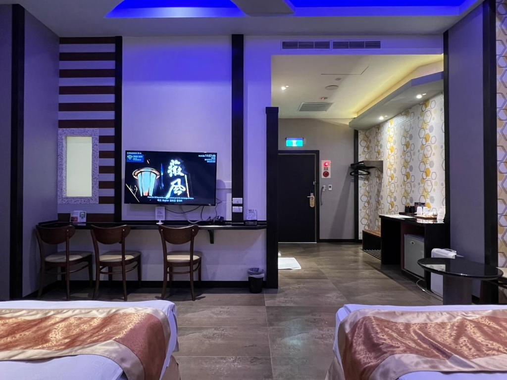 TV a/nebo společenská místnost v ubytování Wei Feng Exquisite Motel Pintung Branch