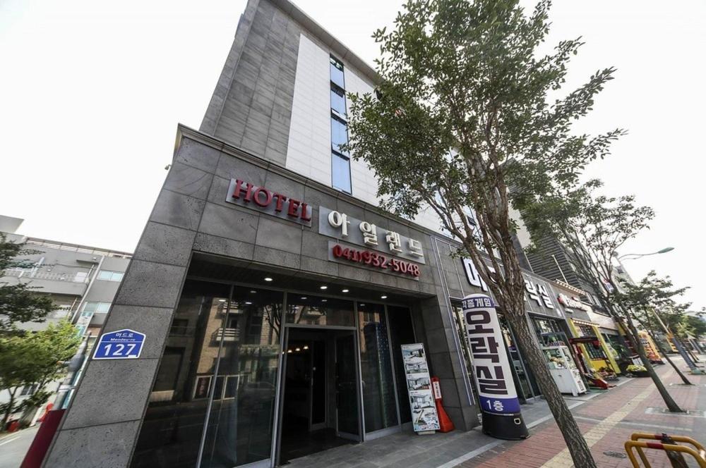 a building with a hotel on the side of a street at Daecheon Island Hotel in Koryŏng