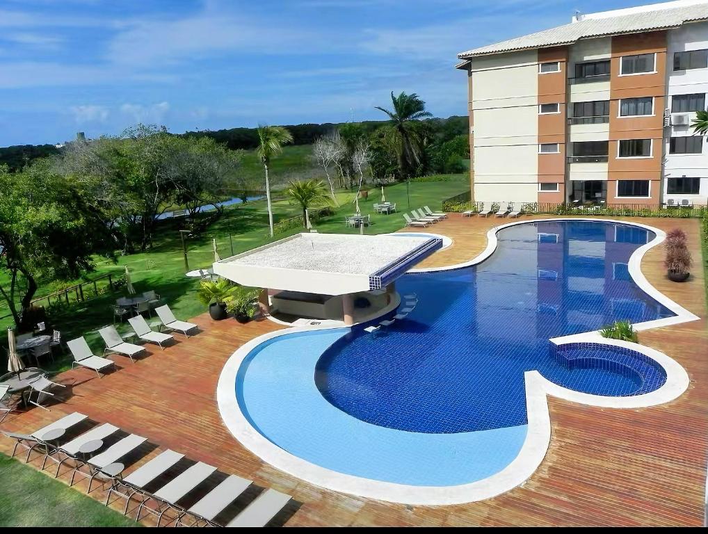 una vista sulla piscina di un hotel di Cobertura duplex luxuosa na Praia de Guarajuba, seu Pet é bem vindo a Camassari