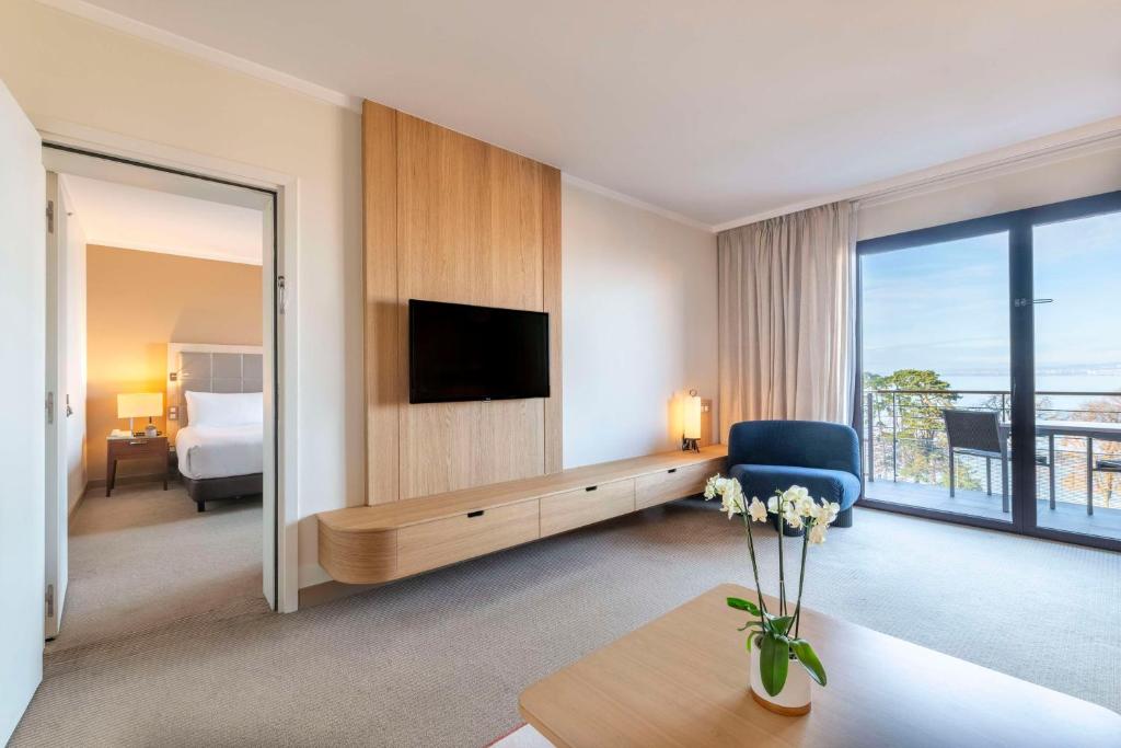 Postel nebo postele na pokoji v ubytování Hilton Evian Les Bains
