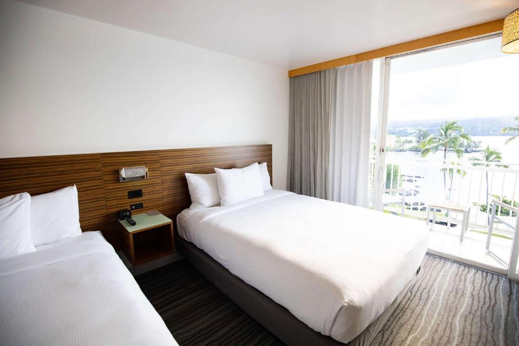 Postel nebo postele na pokoji v ubytování Grand Naniloa Hotel, a Doubletree by Hilton