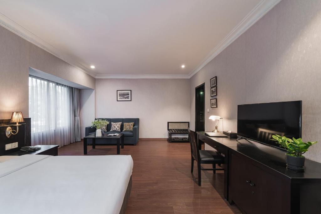 TV a/nebo společenská místnost v ubytování La Passion Classic Hotel