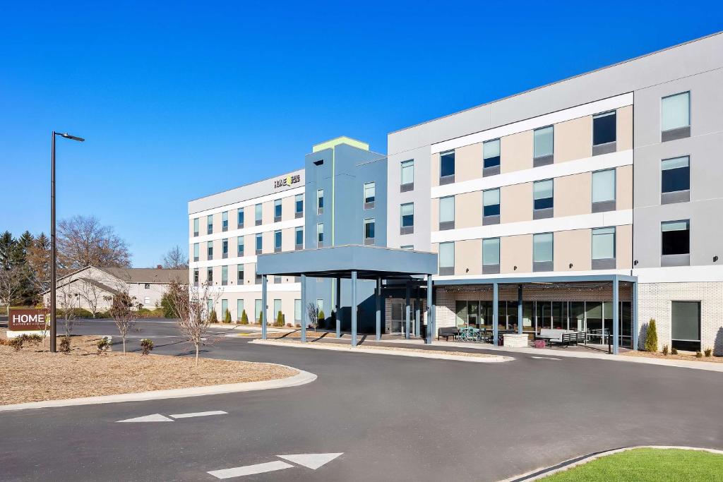 una calle vacía frente a un edificio en Home2 Suites By Hilton Hendersonville, en Hendersonville