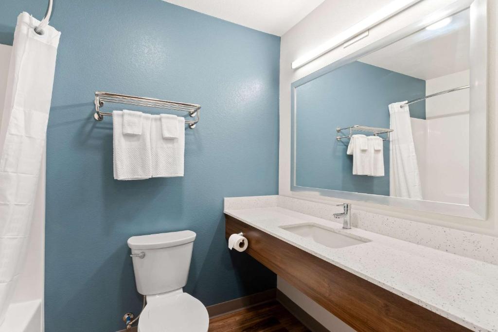 WoodSpring Suites Denver Commerce City photo