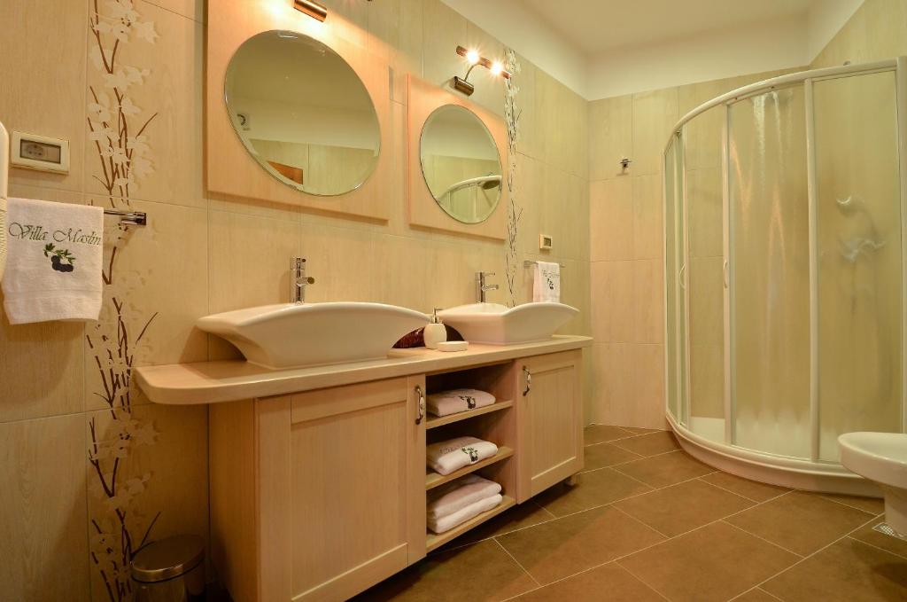 Koupelna v ubytování Luxury Villa Maslina with private pool & jacuzzi