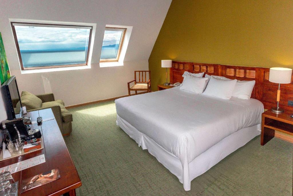 Postel nebo postele na pokoji v ubytování Wyndham Puerto Varas Pettra