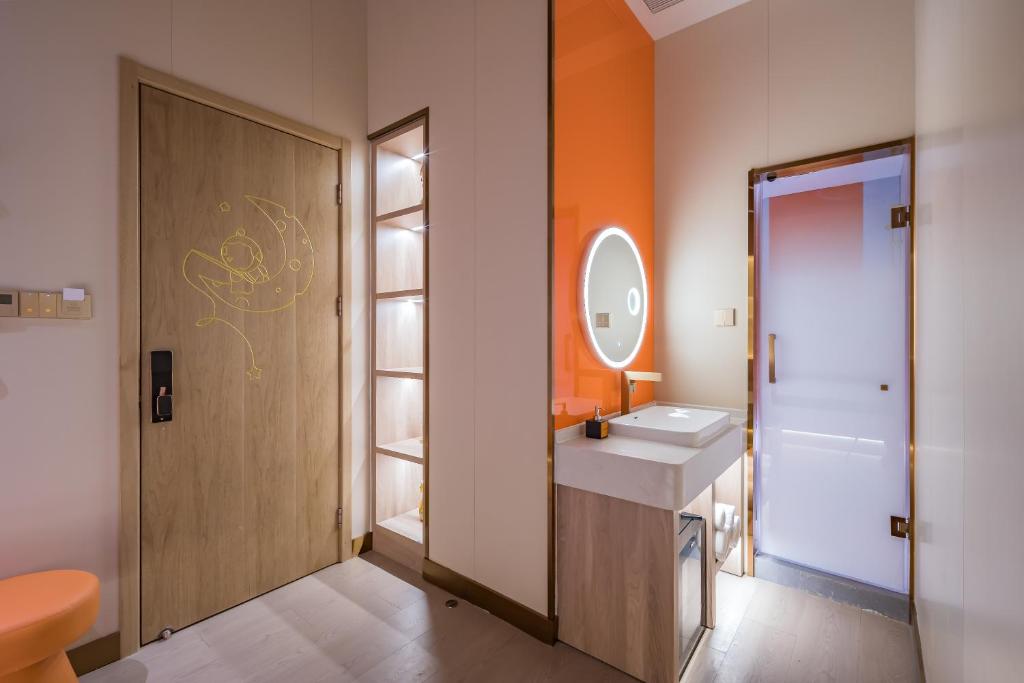 Koupelna v ubytování Dequan Luxury Hotel Bird's Nest BranchCoffee, fruits, snacks, a gym and a laundry room are provided for free in the lobby