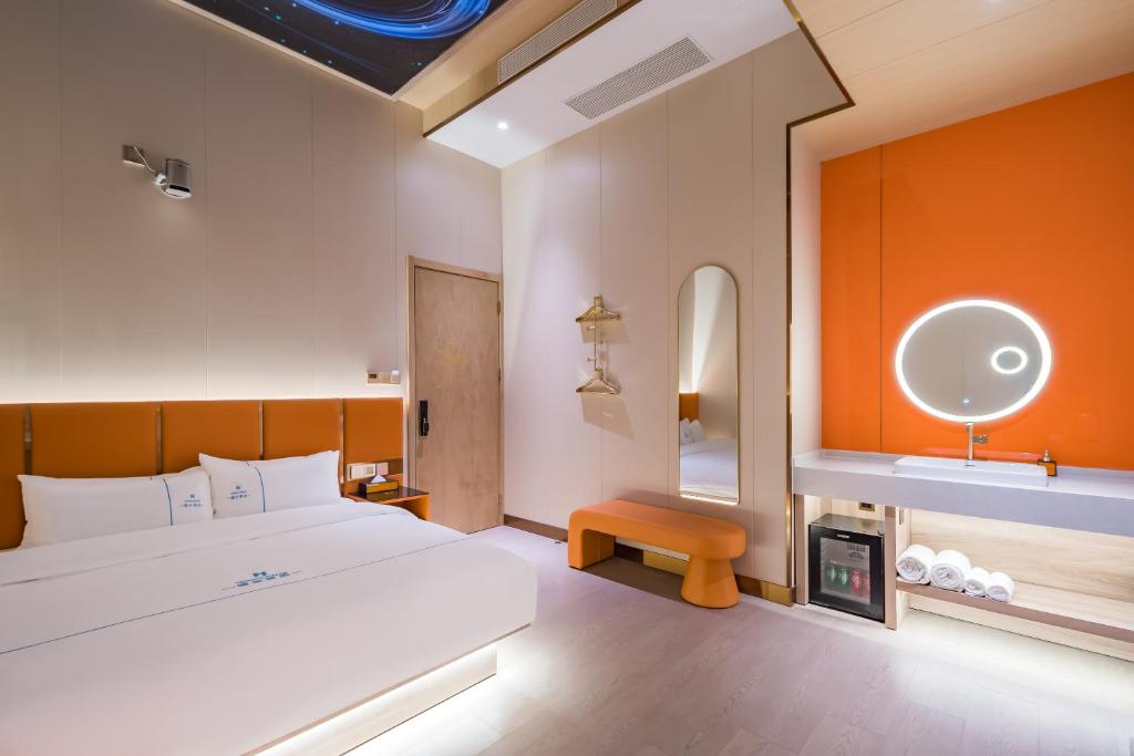 Postel nebo postele na pokoji v ubytování Dequan Luxury Hotel Bird's Nest BranchCoffee, fruits, snacks, a gym and a laundry room are provided for free in the lobby