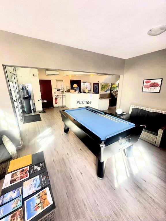 Biliár nebo kulečník v ubytování Hôtel Point Bleu