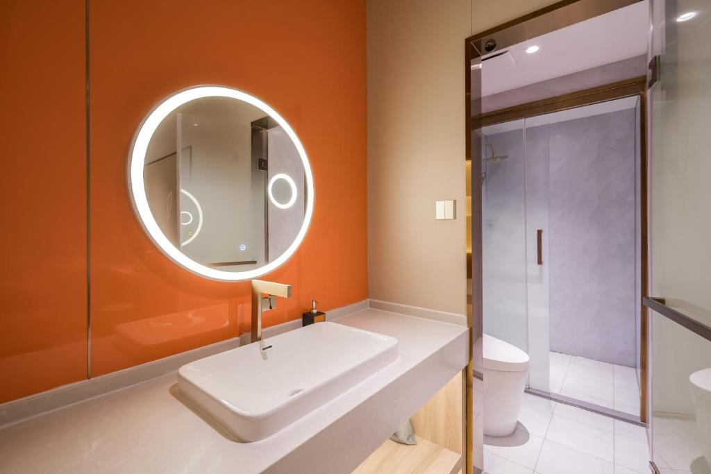 Koupelna v ubytování Dequan Luxury Hotel Bird's Nest BranchCoffee, fruits, snacks, a gym and a laundry room are provided for free in the lobby