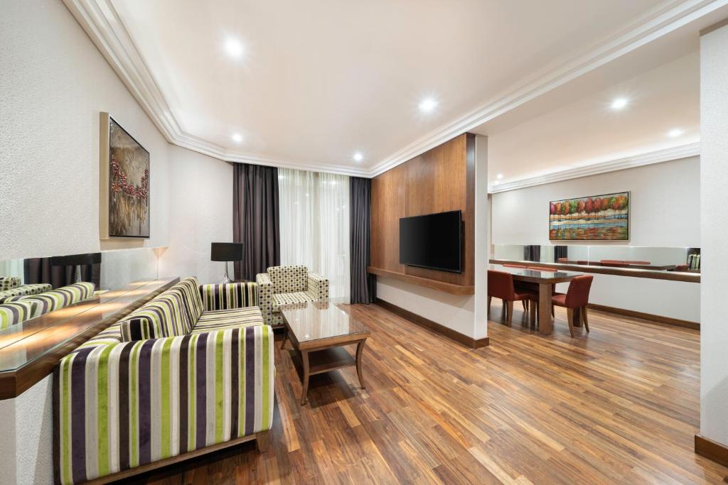Radisson Blu Hotel and Convention Centre, Riyadh Minhal - Deluxe Suite