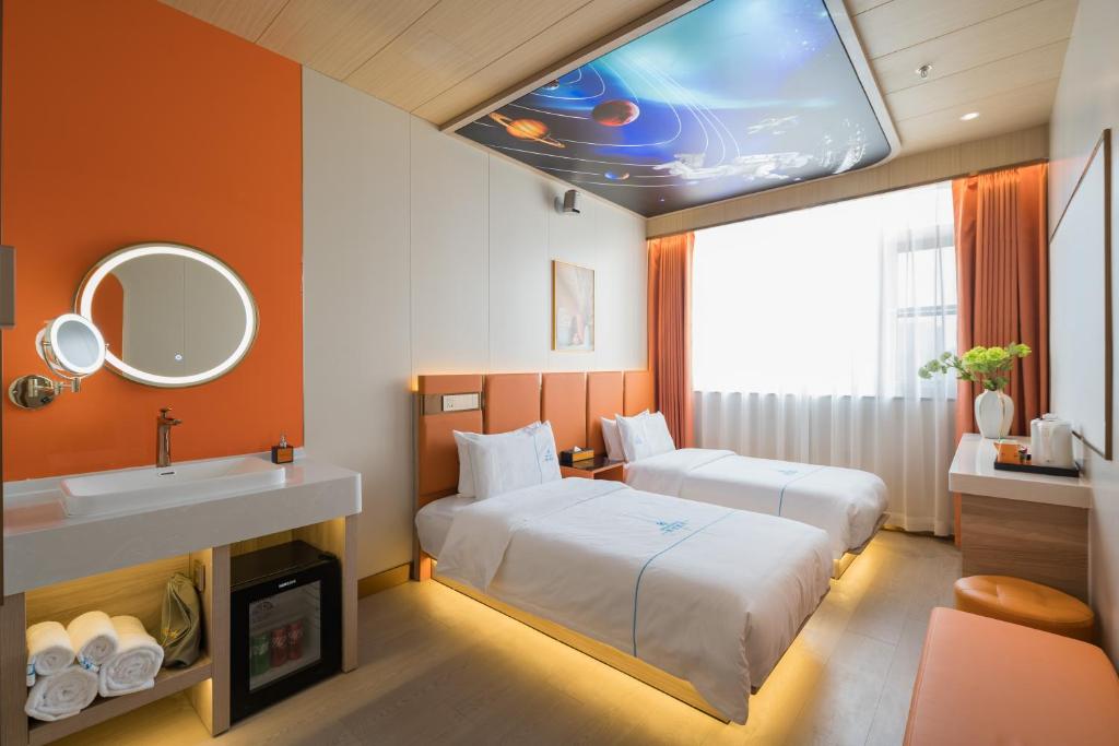 Postel nebo postele na pokoji v ubytování Dequan Luxury Hotel Bird's Nest BranchCoffee, fruits, snacks, a gym and a laundry room are provided for free in the lobby