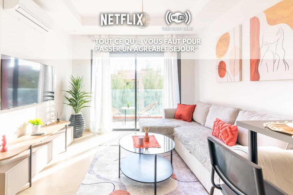 マラケシュにあるLivia cosy - Clim, Wifi, Jardin à 10min de l'Aéroportのソファとテーブルのあるリビングルーム