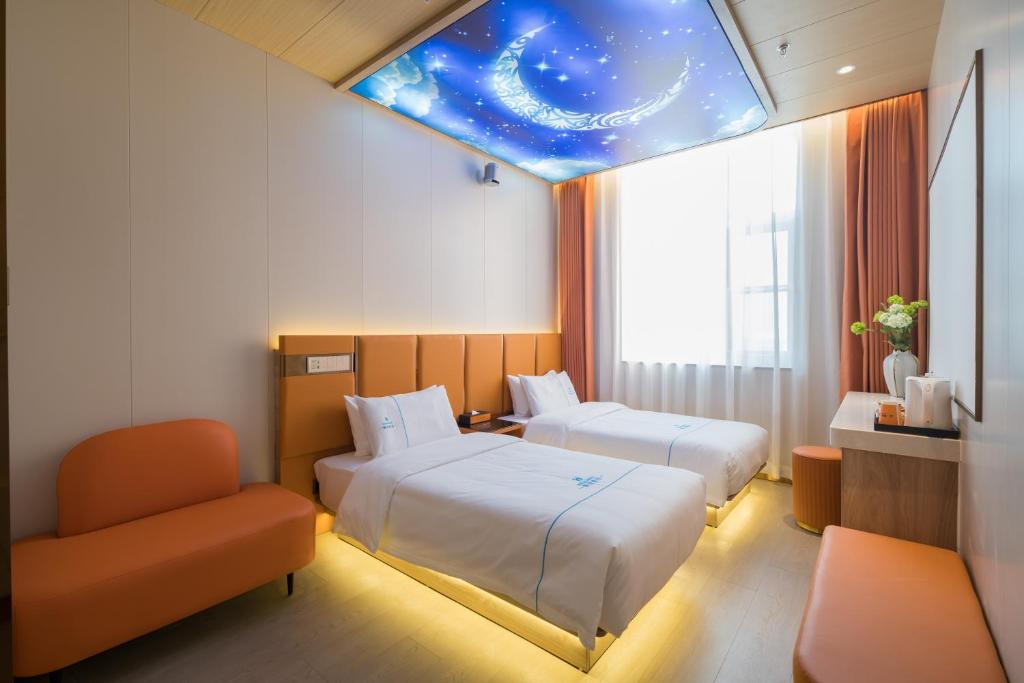 Postel nebo postele na pokoji v ubytování Dequan Luxury Hotel Bird's Nest BranchCoffee, fruits, snacks, a gym and a laundry room are provided for free in the lobby