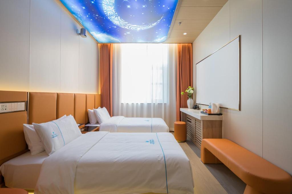 Postel nebo postele na pokoji v ubytování Dequan Luxury Hotel Bird's Nest BranchCoffee, fruits, snacks, a gym and a laundry room are provided for free in the lobby