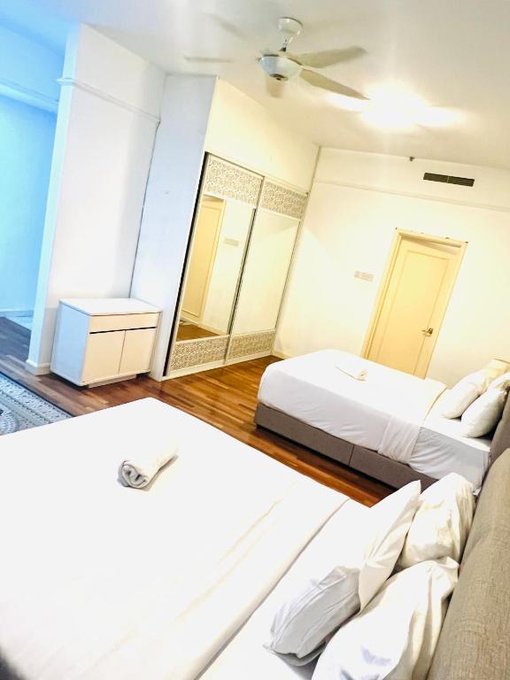 Postel nebo postele na pokoji v ubytování RESORT SUITES AT BARJAYA TIMES SQUARE kL