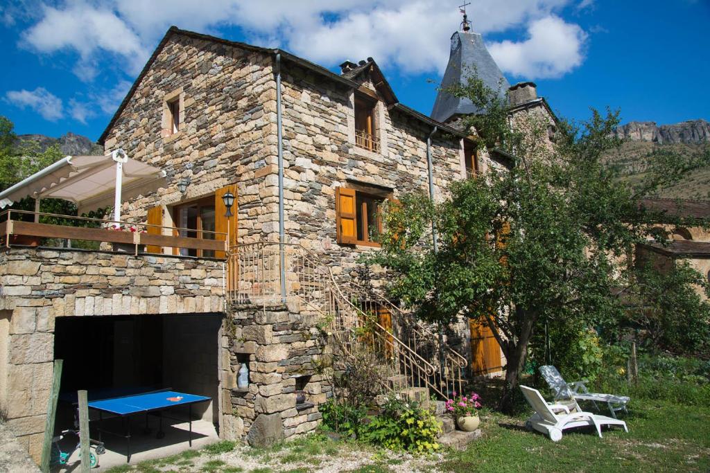 une maison en pierre avec une table de billard devant dans l'établissement Gîte Gîte Le Baptistou - 7/9 personnes, à Fraissinet-de-Fourques