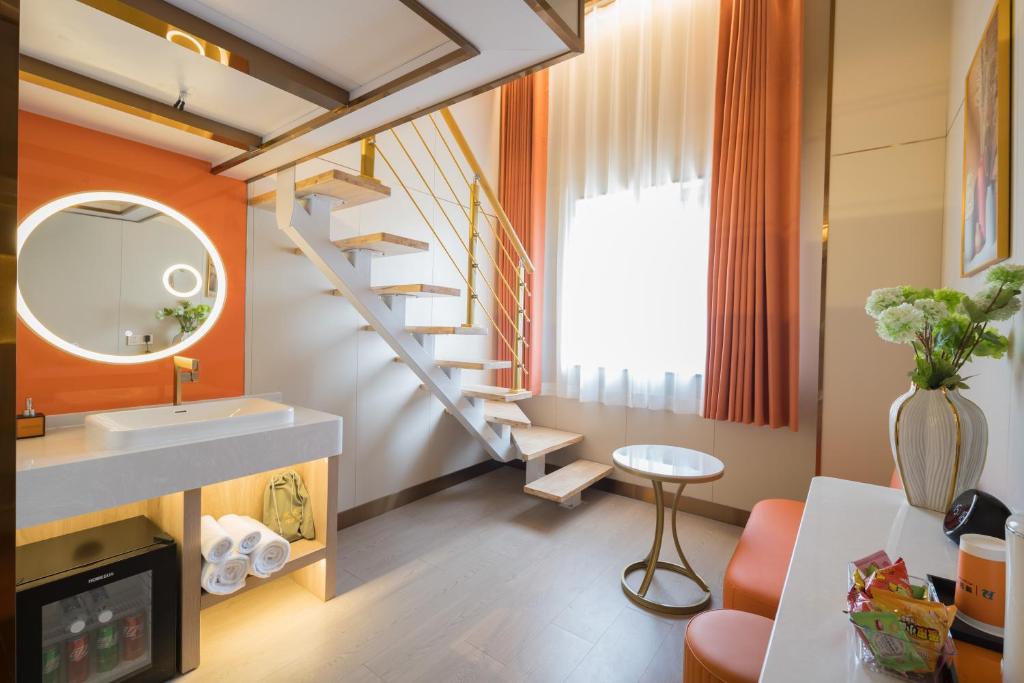 Posezení v ubytování Dequan Luxury Hotel Bird's Nest BranchCoffee, fruits, snacks, a gym and a laundry room are provided for free in the lobby