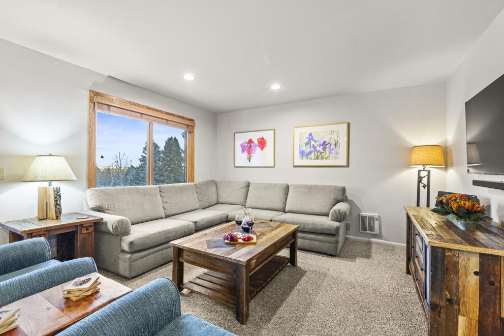 un soggiorno con un divano e un tavolo di SNOW FLOWER 041 condo a Park City