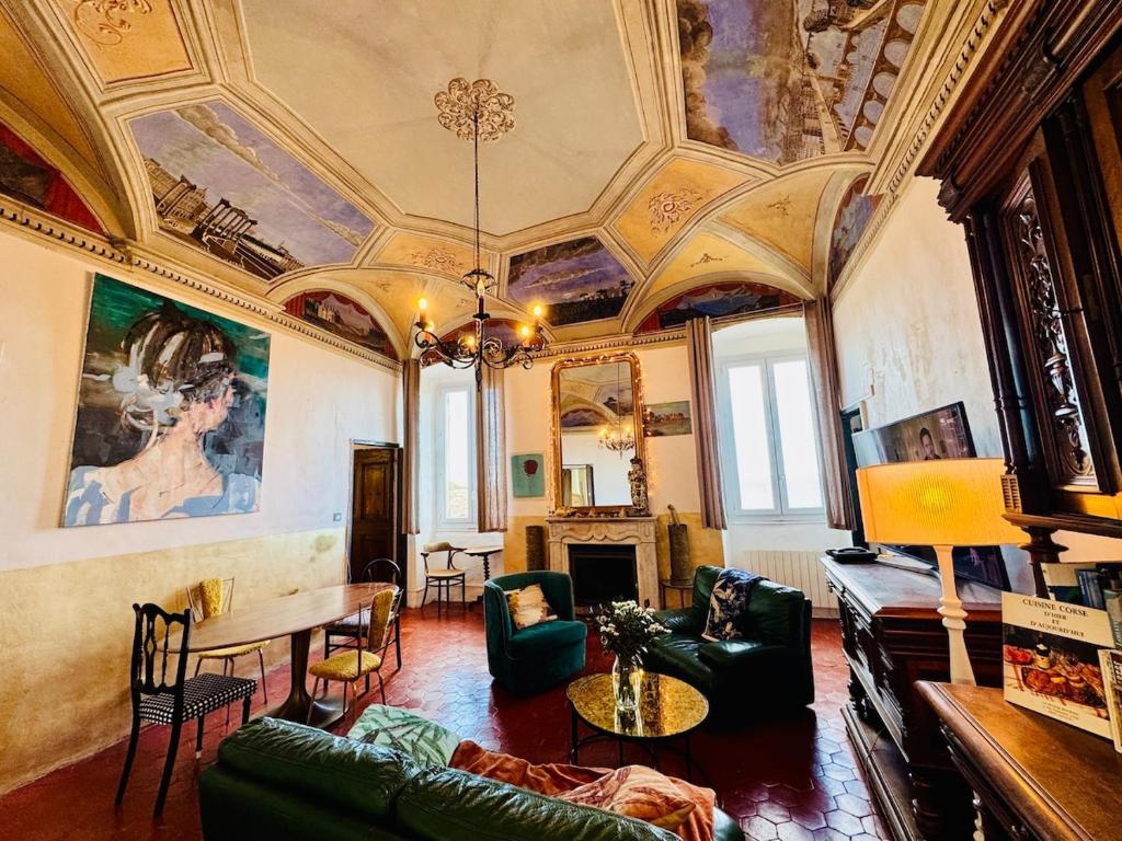 un salon avec un canapé et une table dans l'établissement La Tour Morazzani Cap Corse Hideaway, à Brando