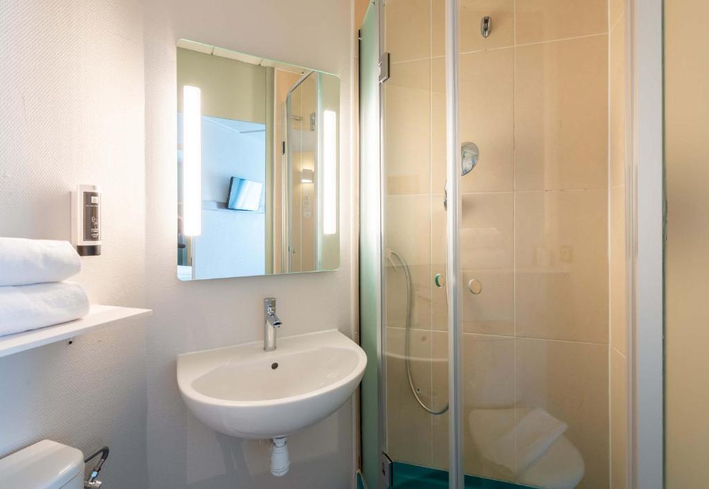 Koupelna v ubytování B&B HOTEL Montélimar Nord