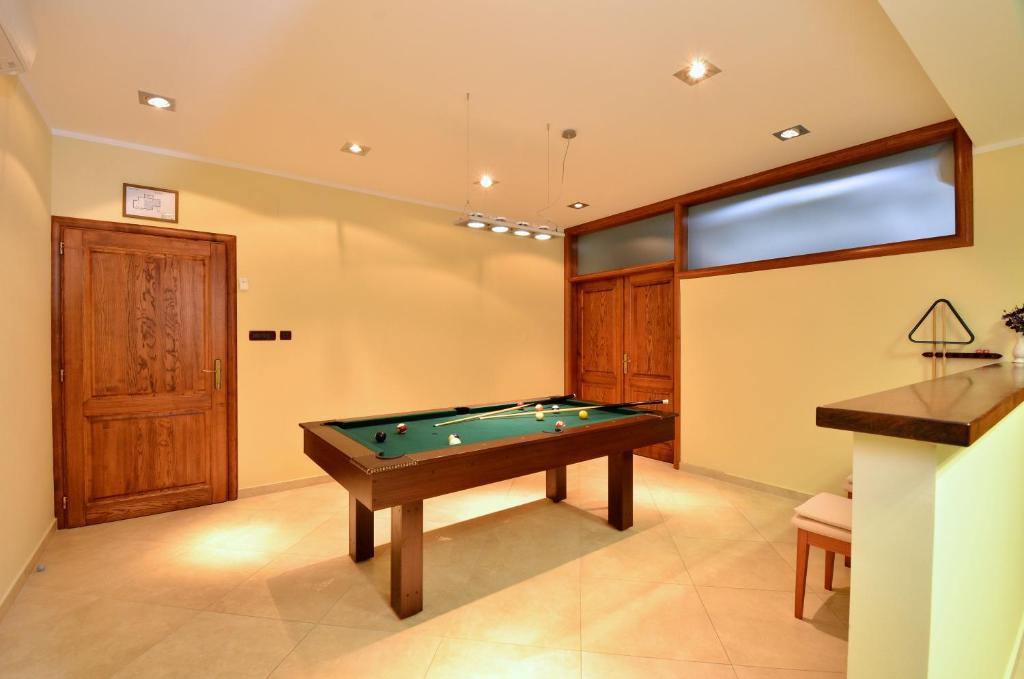 Biliár nebo kulečník v ubytování Luxury Villa Maslina with private pool & jacuzzi