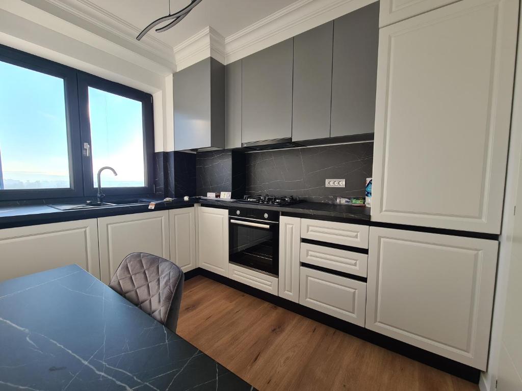 Kuchyň nebo kuchyňský kout v ubytování Apartament 2 camere Park Residence