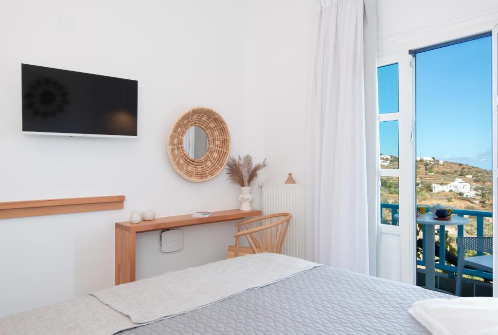 TV a/nebo společenská místnost v ubytování Anthousa Hotel