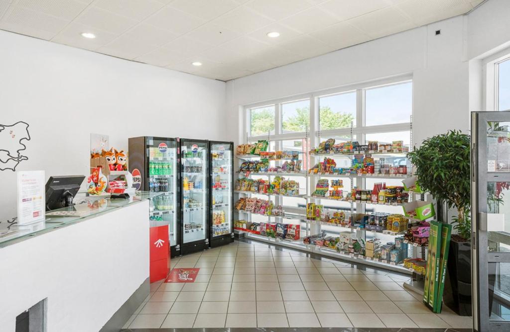 Supermarket nebo jiné obchody v  kempu nebo okolí
