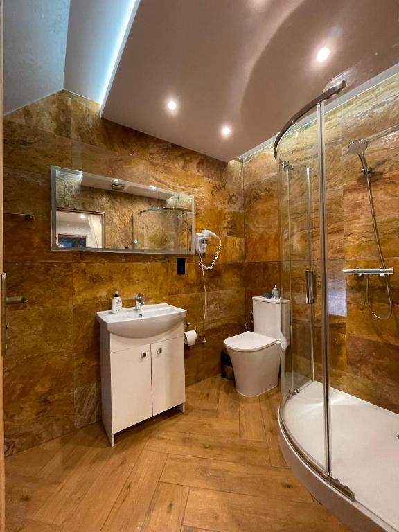 łazienka z umywalką, toaletą i prysznicem w obiekcie Apartamenty Pod Skocznią w mieście Karpacz
