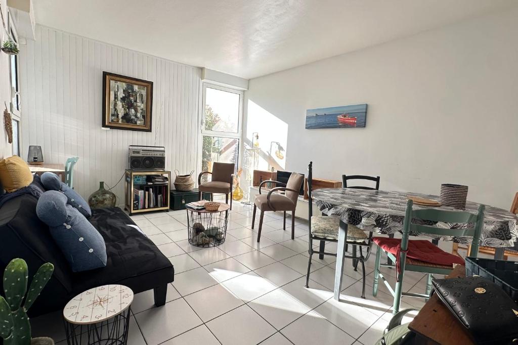 un salon avec un canapé et une table dans l'établissement Charming T3 with balcony in Arcachon, à Arcachon