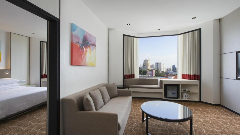 Giường trong phòng chung tại Four Points by Sheraton Singapore, Riverview