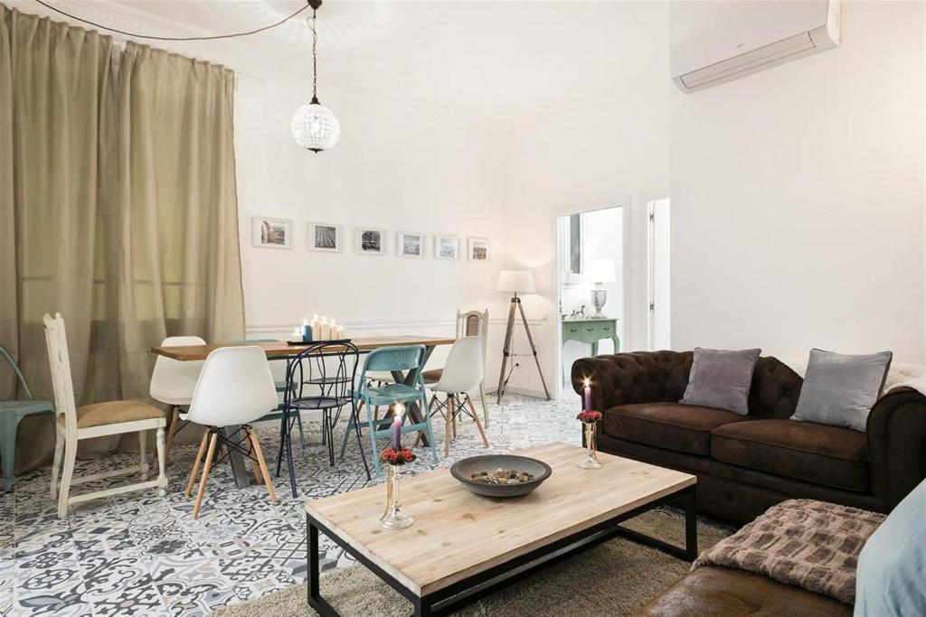 ein Wohnzimmer mit einem Sofa und einem Tisch in der Unterkunft Apartment in downtown Barcelona - Vintage in Barcelona