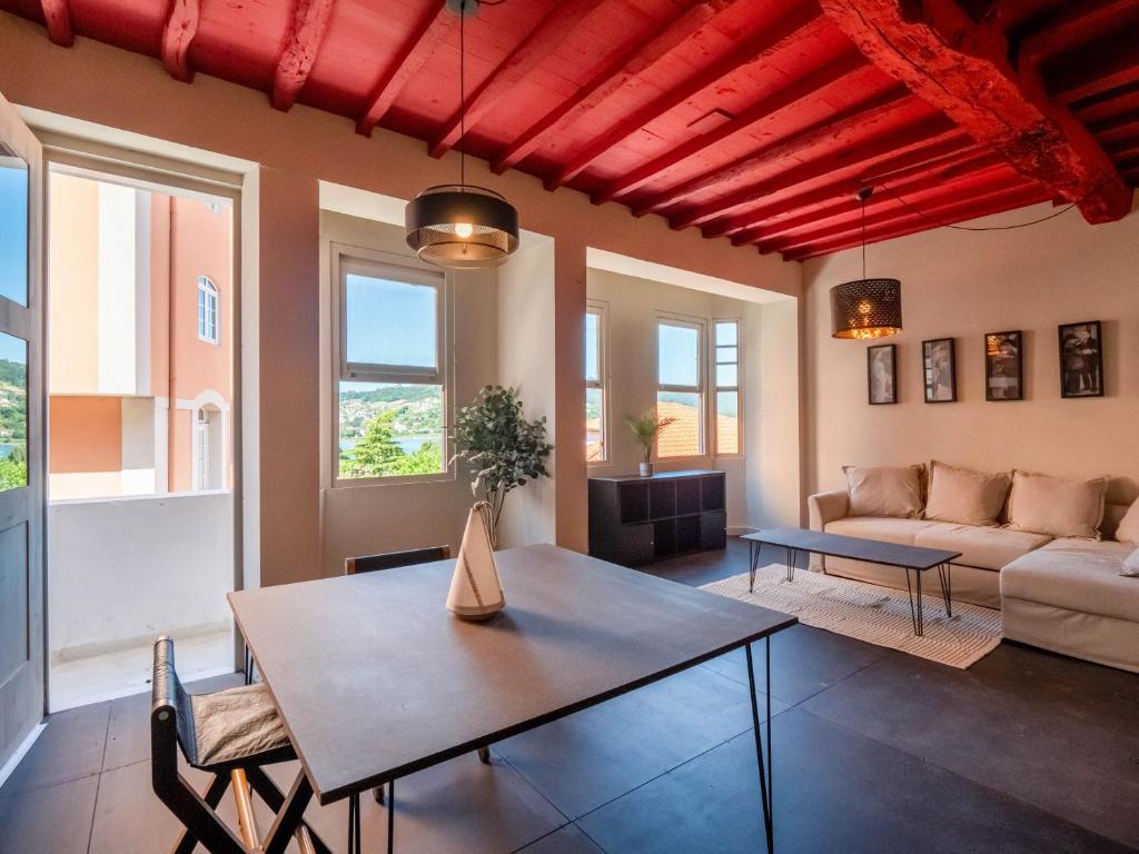 a living room with a table and a couch at La Fantástica Pontedeume 1 in Puentedeume