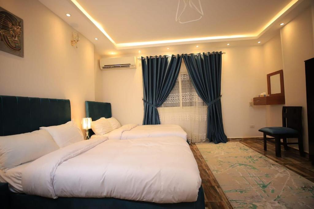 Postel nebo postele na pokoji v ubytování Pyramids vew hotel