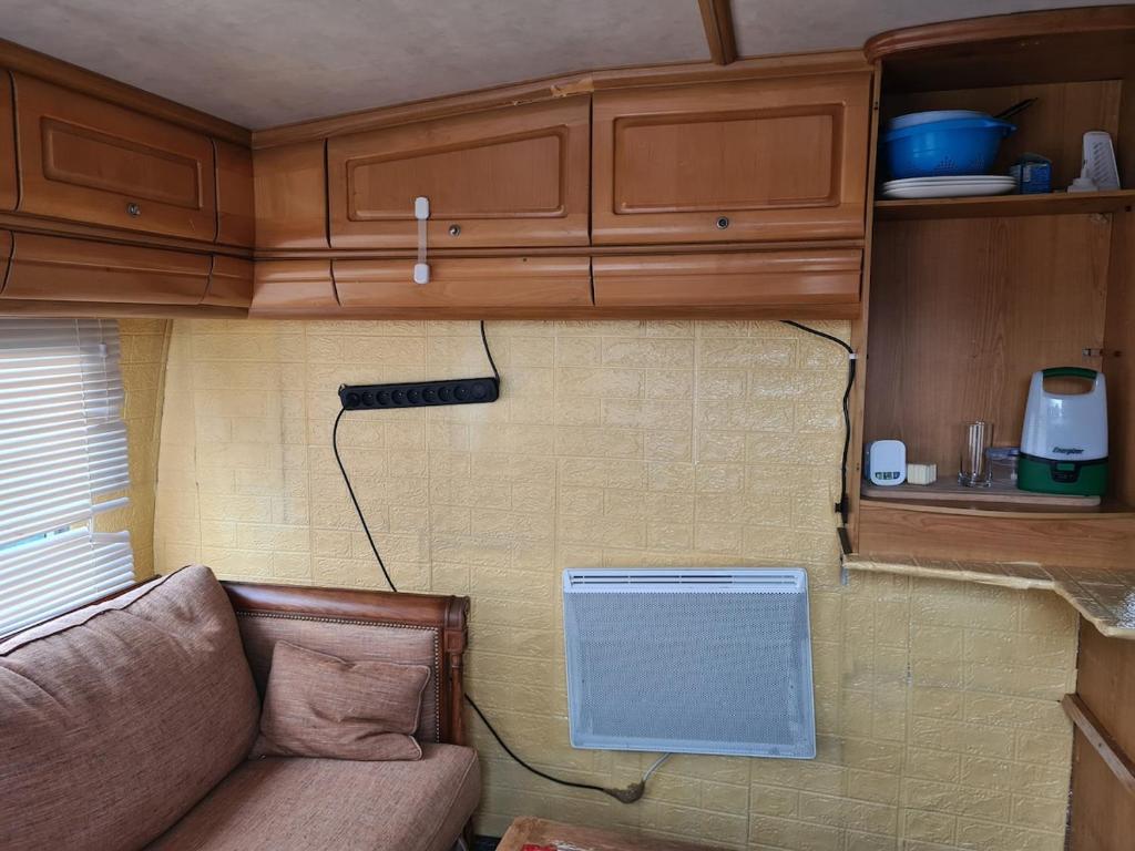- un salon avec un canapé et la climatisation dans l'établissement Grande caravane confortable 2 places Eysines, à Eysines