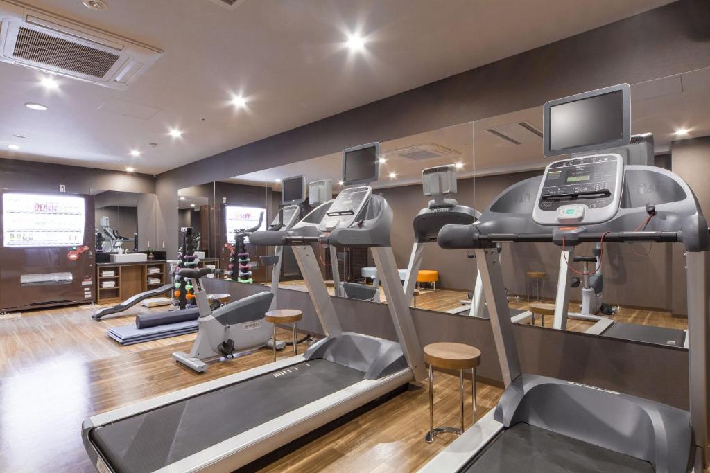 a gym with several treadmills and a treadmill at HOTEL MYSTAYS PREMIER Kanazawa in Kanazawa