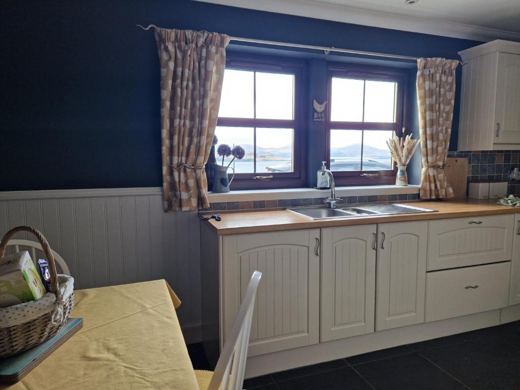 Kuchyň nebo kuchyňský kout v ubytování Ornum Self Catering Cottage
