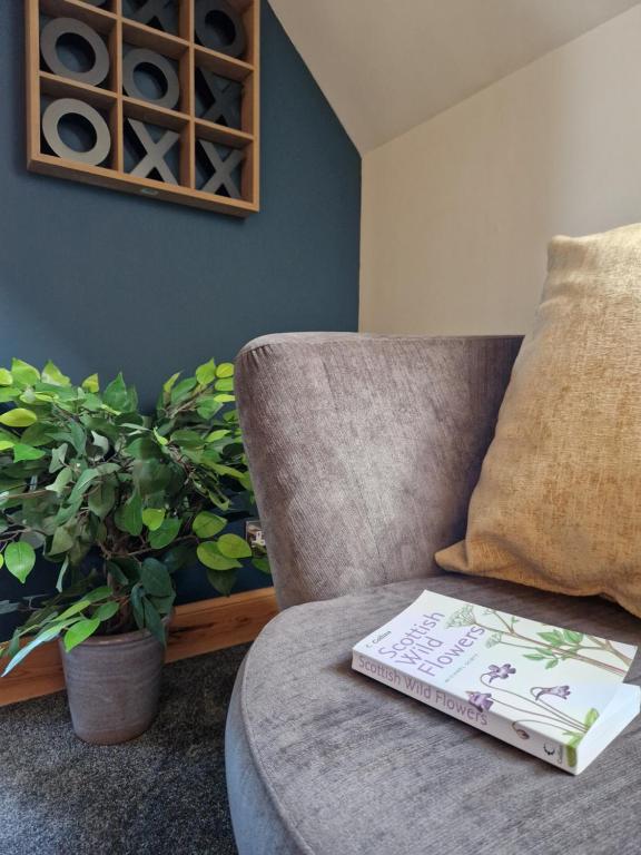 Posezení v ubytování Ornum Self Catering Cottage