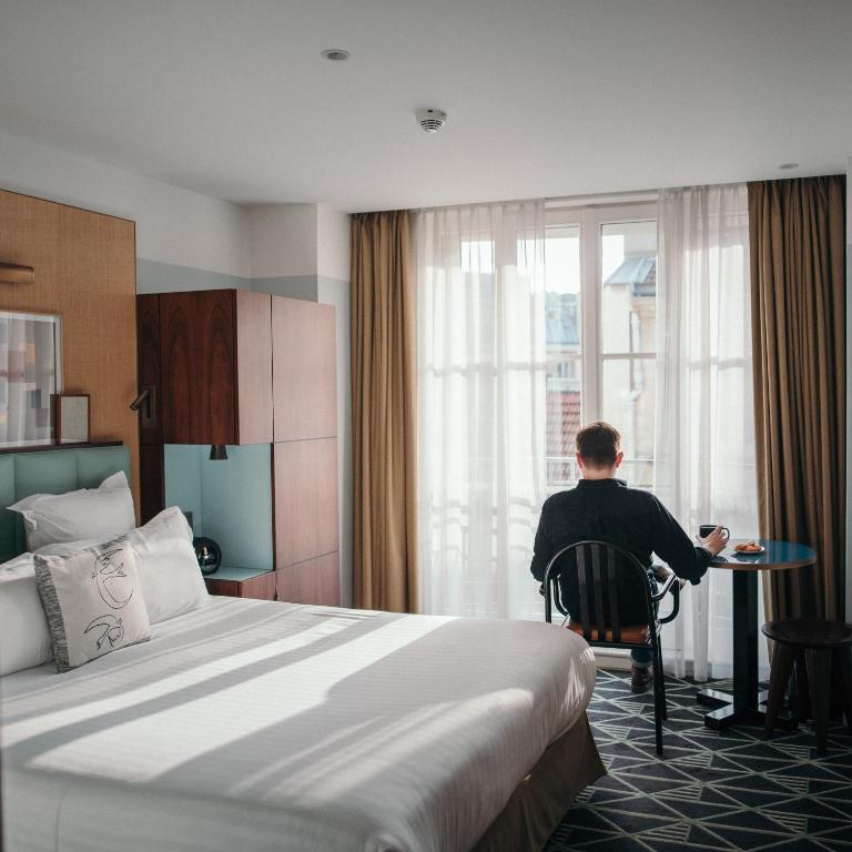 Postel nebo postele na pokoji v ubytování Hotel Eiffel Blomet