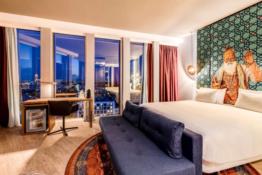 Een bed of bedden in een kamer bij nhow Amsterdam Rai