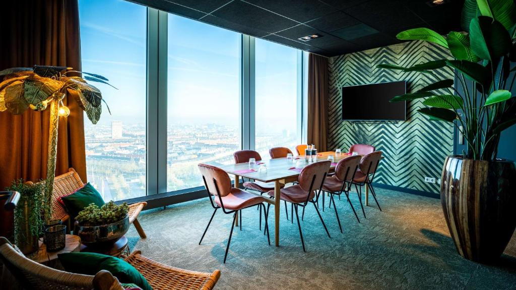 Een zitgedeelte bij nhow Amsterdam Rai