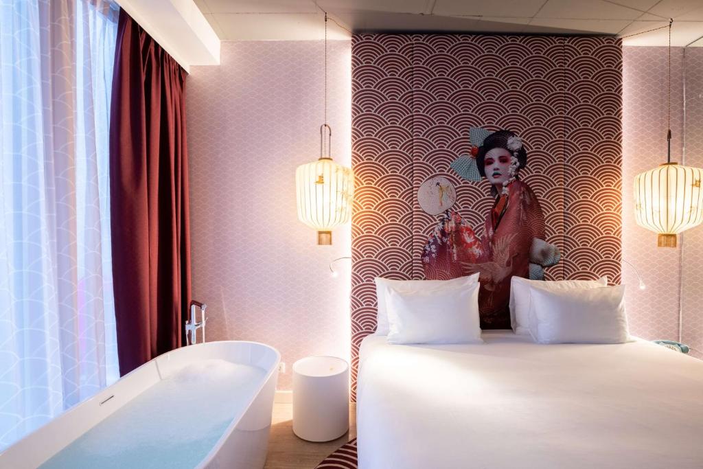 Een bed of bedden in een kamer bij nhow Amsterdam Rai
